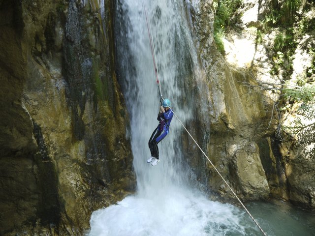 Und runter: Canyoning in der Tscheppaschlucht | Foto: KK/Highlife Alpin