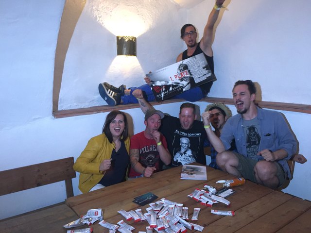 LR Astrid Eisenkopf gratulierte den Siegern von der "Bandroom Casting Couch".