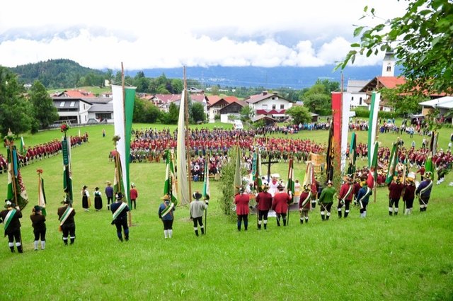 Ein beeindruckendes, farbenfrohes Bild von der Feldmesse in Lans.