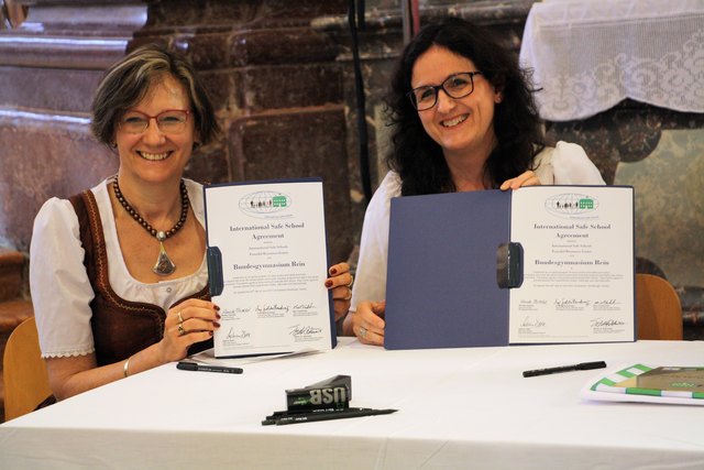 Renate Oswald und Gudula Brandmayer mit den Urkunden zur International Safe School