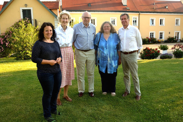 Seinen 80. Geburtstag feierte Graf Maximilian Trauttmansdorff-Weinsberg. Himbergs VP-Chefin Claudia Hofbauer, Amelie Trauttmansdorff-Weinsberg, Andrea Pschaiden sowie Hans und Christine Prendl gratulieren dem Jubilar im Namen der Gemeinde. | Foto: Christine Prendl