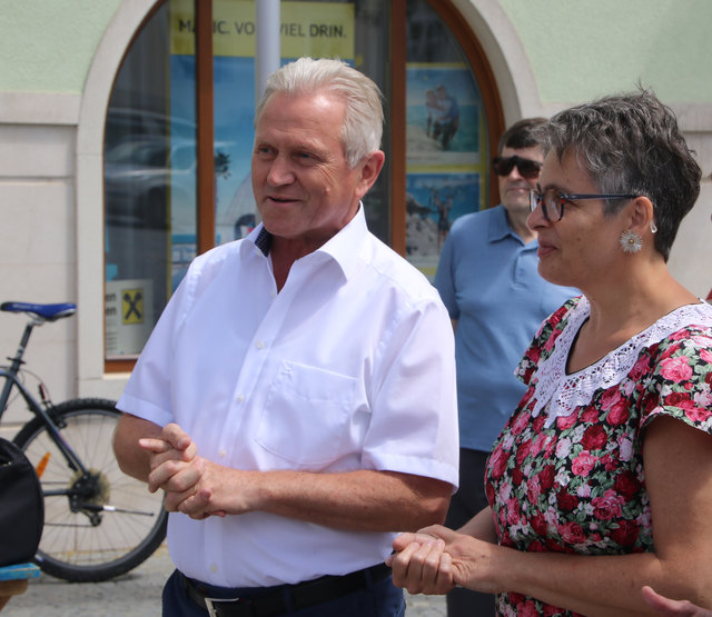 Katharina Mavridou-Olson und Bürgermeister Hubert Meisl bei der Begrüßung, die ...