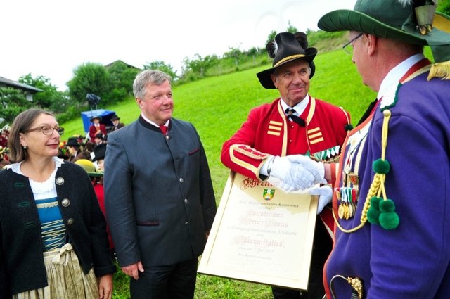 Hauptmann Werner Graus wurde zum Ehrenmitglied des Bataillons ernannt – Anton Pertl und die Ehrengäste gratulierten.