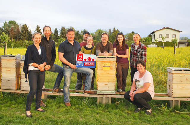 Die angehenden ImkerInnen, gemeinsam mit Bernhard Mayerhofer von HuBee’s, Martina Leodolter und Wolfgang Mörtl auf der Bienenwiese in Neuaigen. Hier wurde von HuBee’s ein wahres Paradies für Bienen, Hummeln & Co angelegt – mit 3000 heimischen Blühstäuchern, 100 Bio Hochstamm-Obstbäumen und 8000 Aroniabeerensträuchern freuen sich die Nützlinge hier über einen idealen Lebensraum die ganze Saison über.