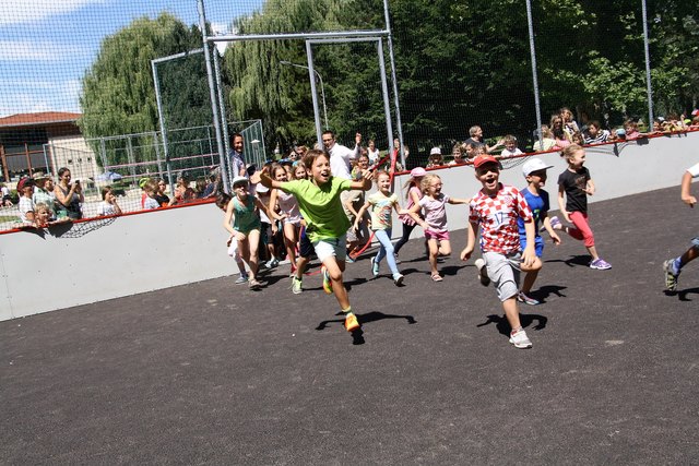 Kinder der VS Judendorf erstürmten den neuen Streetsoccerplatz