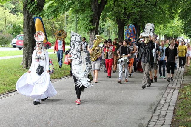 Straßenparade mit Musik und "Wake-up"-Aktionen