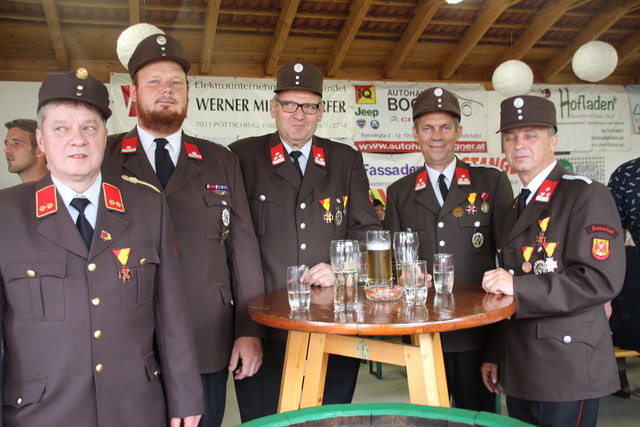 Die Kameraden der Freiwilligen Feuerwehr Krensdorf mit Komm. Peter Hammerl (li.)