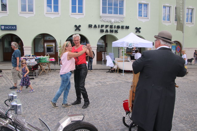 Tänzchen zum Leierkastenmusik.