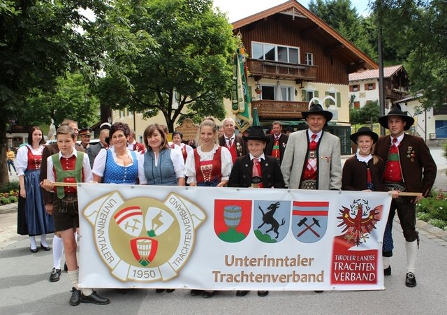 LR Beate Palfrader (3. v. li.) kam am Samstag zum Einzug der Jungtrachtler.