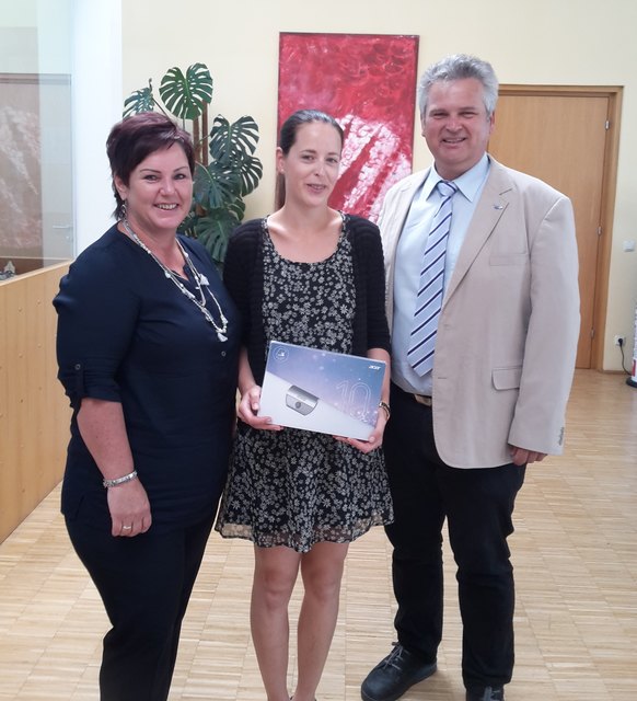 Michaela Bergsmann, Kerstin Rauch (Personalentwicklung in der Fa. Technosert Electronic GmbH ) und den Leiter des AMS Freistadt. Alois Rudlstorfer, bei der Übergabe des Computer-Tablets.