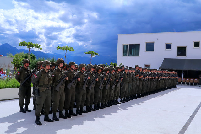 Die Soldaten sind zur Angelobung angetreten, auch wenn im Hintergrund ein Gewitter aufzieht.