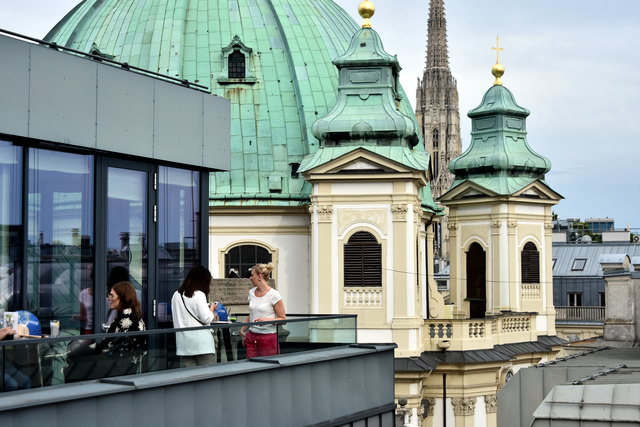 Am Sonnendeck kann man bei Ausblick kalte Drinks genießen.