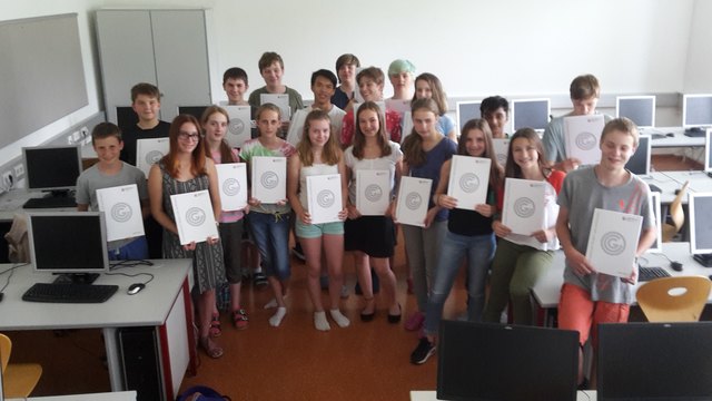 Die Schüler des BG/BRG Bad Ischl mit ihren ECDL-Zertifikaten.