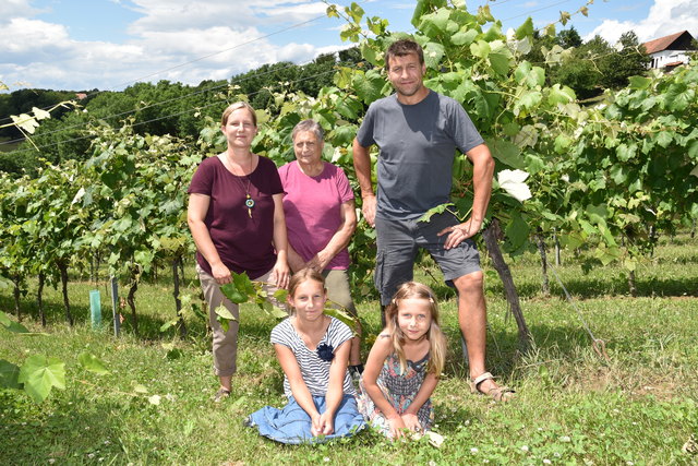 Am südlichsten Weinbaubetrieb des Burgenlands: Monika, Rosalinde und Martin Zieger, dazu die Töchter Emma und Paula.