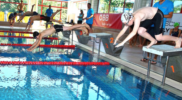 Start zu den Schwimmbewerben in der Kitzbüheler Aquarena.