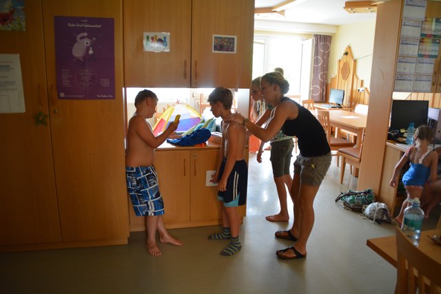 Die Sonnencreme muss aufgetragen werden, bevor es in den Föhrenhain geht.
