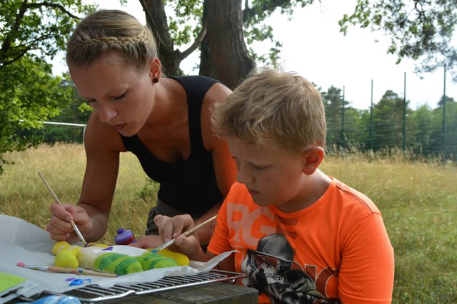 Betätigten sich kreativ: Claudia Leitner und Adrian Hartl im Föhrenhain in Schauboden.