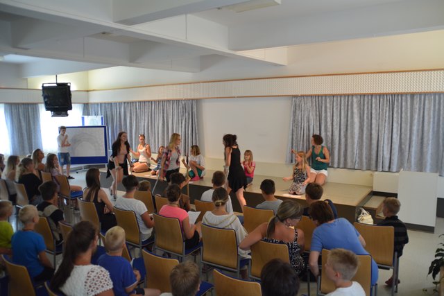 Die Gruppe 2 hat eine toll choreografierte Tanzaufführung im Festssaal dargeboten.