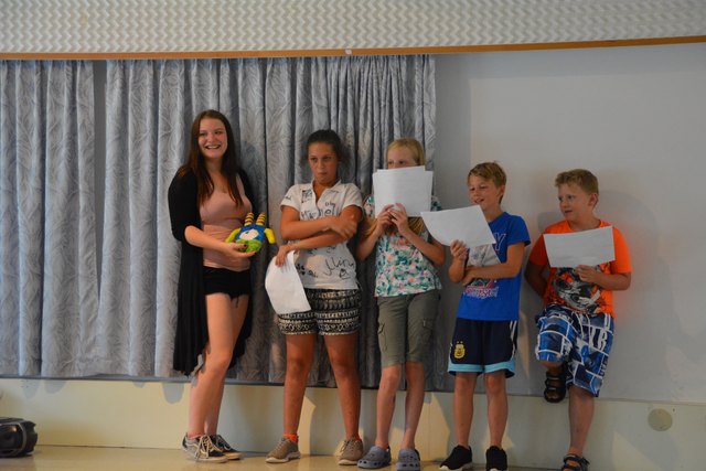 Gruppe 4 beim Vortrag: Tanja Gutmann, Islama Ben Jabballah, Michelle Walsberger, Dominik Illing und Adrian Hartl.