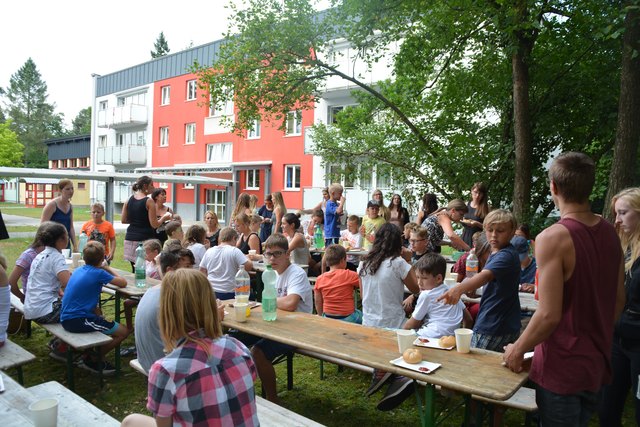 Im Sozialpädagogischen Betreuungszentrum in Schauboden wurde zum Schulschluss ein großes Sommerfest gefeiert, bei dem man mit Würsteln und kühlenden Getränken verwöhnt wurde.