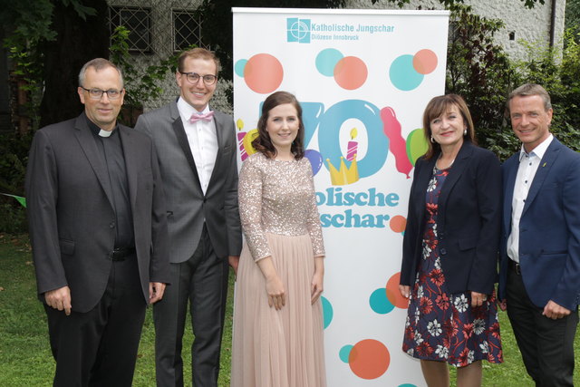 Galaabend der Katholischen Jungschar zum 70-Jahr-Jubiläum im Haus der Begegnung: v.l. Diözesanadministrator Jakob Bürgler, Michael Schallner (Geschäftsführer KJS Innsbruck), Theresa Auer (1. Vorsitzende Katholische Jungschar Innsbruck), Landesrätin Beate Palfrader und Vizebürgermeister Christoph Kaufmann