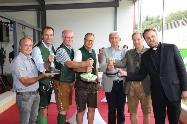 ASKÖ Landesgeschäftsführer Kurt Perner, Tourismusobmann Rudolf Tischhart, Bürgermeister Joachim Lackner, ESV-Obmann Erwin Kaiser, Bezirksobmann Wilfried Gröbminger, Projektleiter Manfred Pölzl und Dechant Clemens Grill (v.l.) bei der Eröffnung der neuen Stocksportanlage in Traboch.
