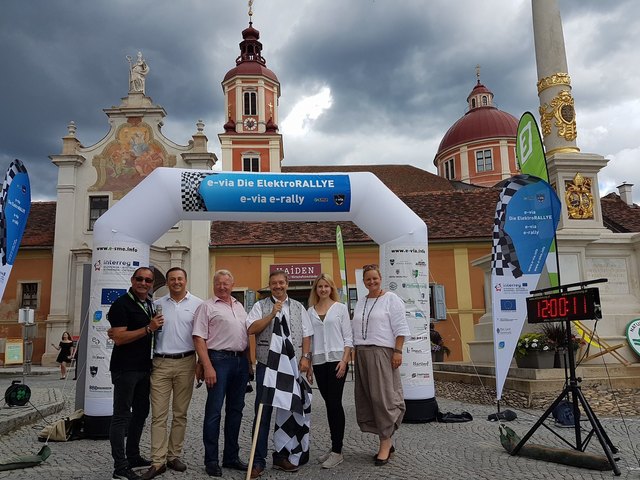 v.l.n.r. Moderator Peter Bauregger, Kaplan Grzegorz Półtorak, Naturpark Obmann Franz Grabenhofer, Bürgermeister Johann Schirnhofer, KEM-Managerin Victoria Allmer, Tourismus-GF Christine Schwetz freuten sich über zahlreiche Besucher | Foto: Energieregion Oststeiermark