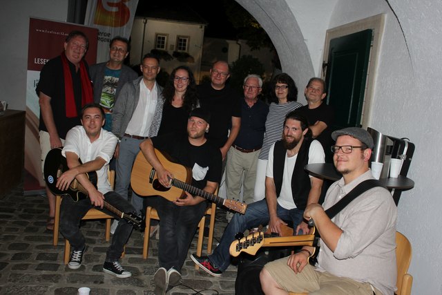 Horst Horvath, Jakob Perschy, Michael Hess, Silke Rois, Hubert Hutfless, Hans Krenn, Annemarie Klinger, Hannes Vyoral. Sitzende: "Schilfgürtel" - Mario Kanitsch, Fabian Wedl, Martin Hirschmann und Michael Fasching.