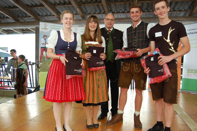 Das sind die geschulten Tierbeurteiler, die sich dem Wettbewerb stellten. Caroline Weinberger hat beim Tierbeurteilungswettbewerb als zweitebeste in Österreich abgeschnitten.
