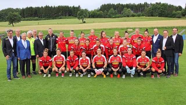 Die Spielerinnen vom ÖFB-Frauennationalteam mit den Ehrengästen beim gemeinsamen Foto am neuen Rasenplatz.
