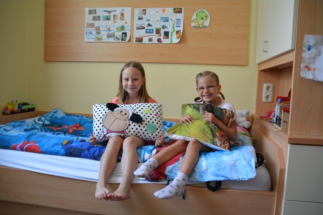 Christina und Anita präsentieren ihr gemeinsames Zimmer.