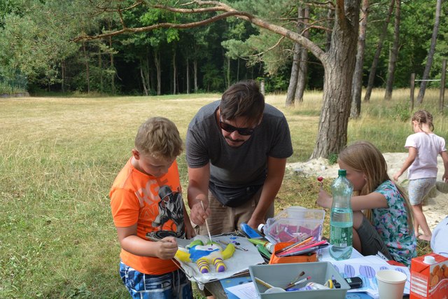 Adrian und Roland betätigen sich in Schauboden als Künstler.