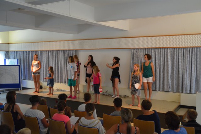 Die Gruppe 2 hat eine toll choreografierte Tanzaufführung im Festssaal dargeboten.