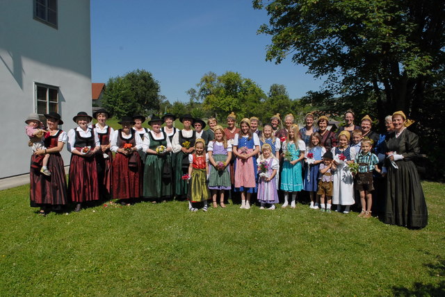 Die Goldhauben und Hutgruppe Pollham freut sich, 5.000 Euro für die Kirchenrenovierung gespendet zu haben.