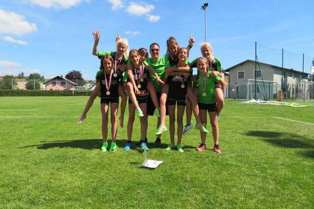 Staatsmeister U12 Faustball
stehend von links: Doppler Marlen, Köpf Christina, Betreuer Gappmaier
Andreas, Klausner Magdalena, Santner Kristina
hinten: Aigner Lea, Bergner Leoni, Klausner Anna-Sophie, Rindler Hellena