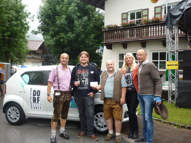 Bruno Scheuerer, Gerald Voithofer (der glückliche Gewinner des Autos) Manfred Eberl sowie Gisela Göstl und Sepp Kirchner vom Autohaus Kirchner.