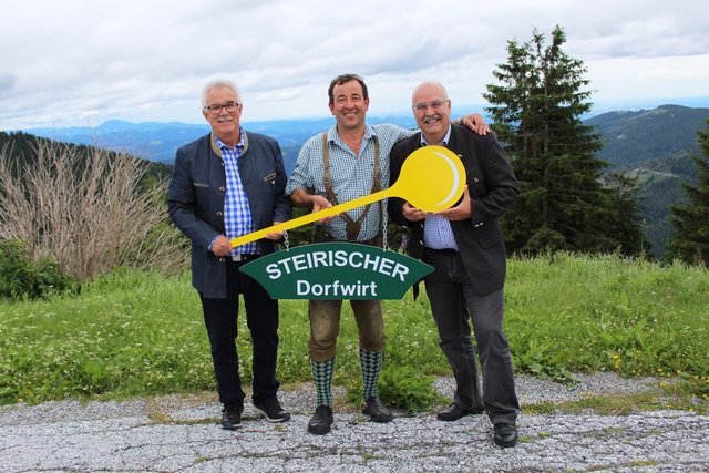 Helmut Kump übergab an Heinz Grießer den Dorfwirte-Löffel, hier mit Bgm. Kurt Riemer | Foto: Lederer