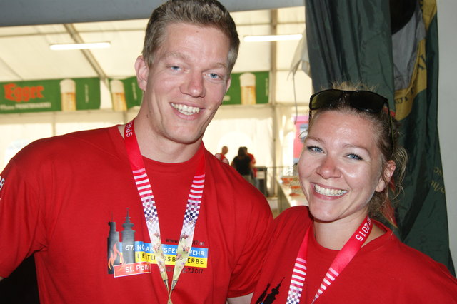 Haben gemeinsam ein silbernes Abzeichen und einen Bachelor-Titel: Stefan Kamleitner und Juliane Huber. | Foto: Huber