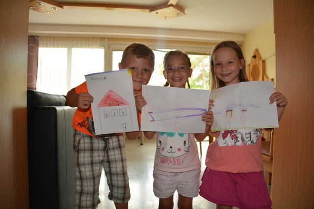 Zeichnungen für den Redakteur: Zum Empfang schenkten Adrian, Anita und Christina Roland Mayr diese tollen Bilder.