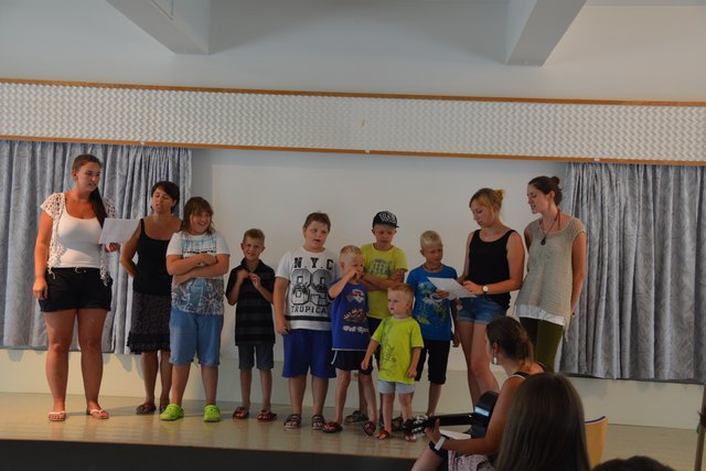 Die Gruppe 1 komponierte ein eigenes Lied zum Thema "Kinderrechte", das im Festsaal dargeboten wurde.