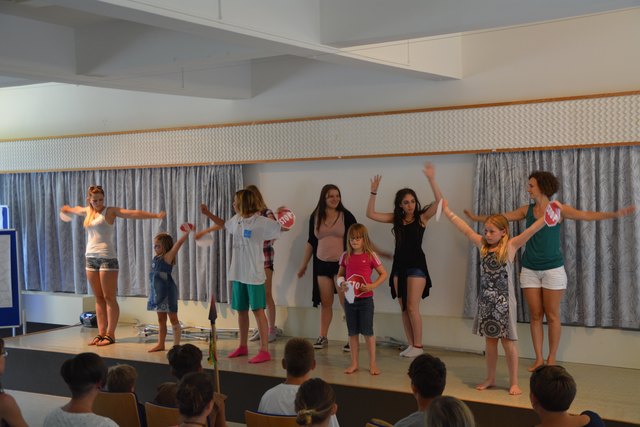 Die Gruppe 2 hat eine toll choreografierte Tanzaufführung im Festssaal dargeboten.