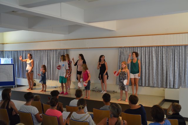 Die Gruppe 2 hat eine toll choreografierte Tanzaufführung im Festssaal dargeboten.