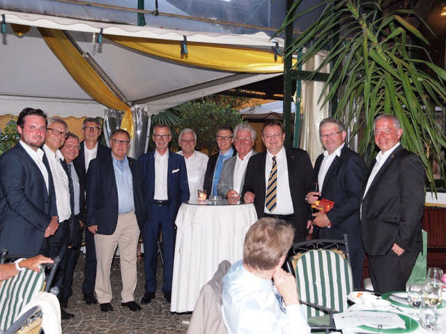 Beim Wirt am Berg feierten etwa 30 Mitglieder des Lions Clubs Wels-Land-Traunau den alten und neuen Präsidenten. | Foto: Franz Felbermair