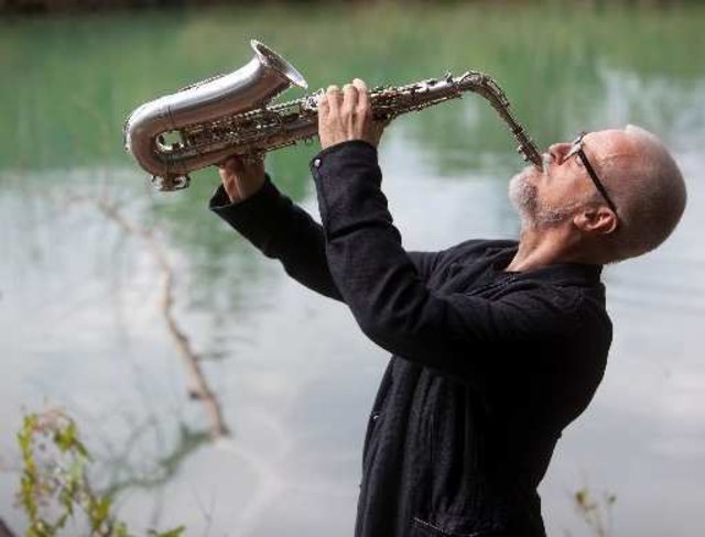 Wolfgang Puschnig steuert die Musik gemeinsam mit dem Gitarrist Janez Gregorič