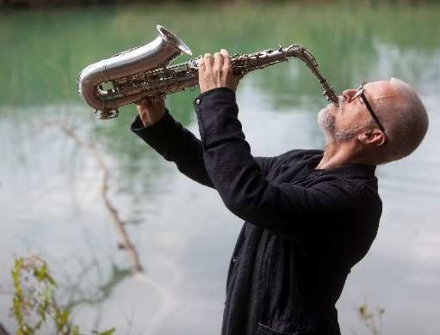 Wolfgang Puschnig steuert die Musik gemeinsam mit dem Gitarrist Janez Gregorič | Foto: KK