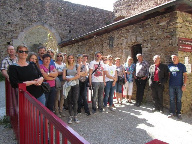Die Teilnehmer des Klaffegger Gemeindeausfluges auf der Burgruine Aggstein.