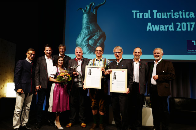 Vertreter des Tourismus und weiterer Wirtschaftszweige der Naturparkregion Reutte bei der Übergabe des Tirol Touristica Awards 2017.