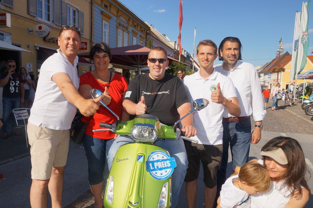 Gratulation an den Sieger einer nagelneuen Vespa, nämlich Christoph Amberger. | Foto: Heribert Sagmeister