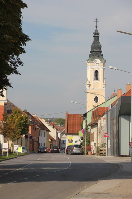 Blick auf die Langenloiser Pfarrkirche.