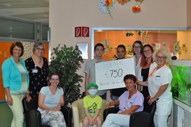 Das Maturaprojekt-Team mit Schulvertretern und dem Elki-Team bei der Spendenübergabe